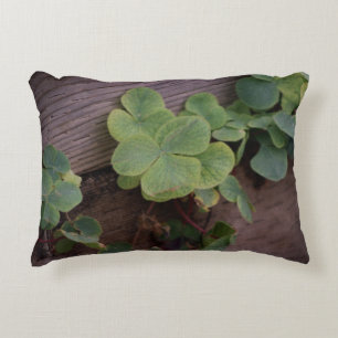Glücklich oder bestimmt? St. Patricks Day-Kleeblät Dekokissen