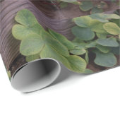 Glücklich oder bestimmt? St. Patricks Day-Kleeblät Geschenkpapier (Rolleneckpunkt)