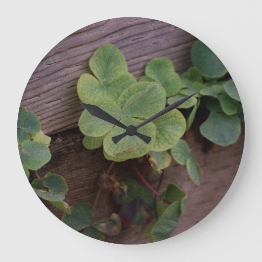 Glücklich oder bestimmt? St. Patricks Day-Kleeblät Große Wanduhr (Vorderseite)