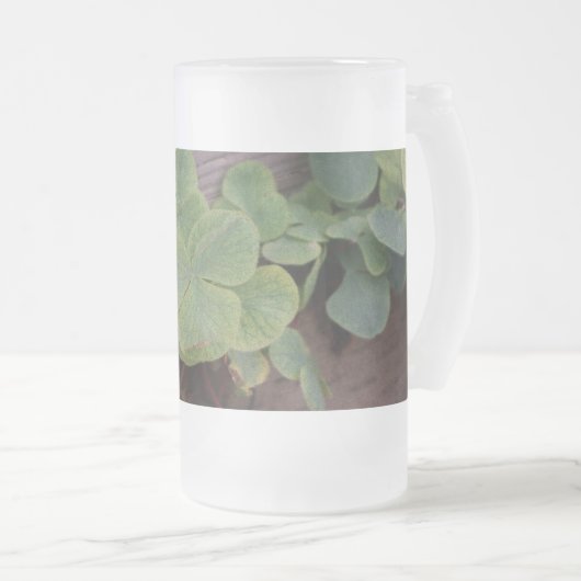 Glücklich oder bestimmt? St. Patricks Day-Kleeblät Mattglas Bierglas (VorderseiteRechts)