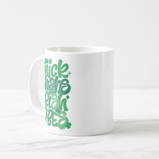 Glücklich "Thick Thighs Irish Vibes" St. Patrick's Kaffeetasse (Vorderseite Links)