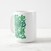 Glücklich "Thick Thighs Irish Vibes" St. Patrick's Kaffeetasse (Vorderseite Links)