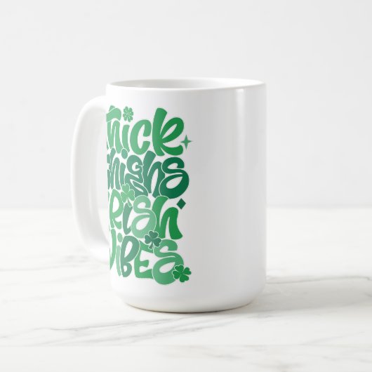 Glücklich "Thick Thighs Irish Vibes" St. Patrick's Kaffeetasse (Vorderseite Links)