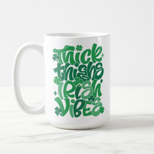 Glücklich "Thick Thighs Irish Vibes" St. Patrick's Kaffeetasse (Links)