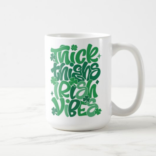 Glücklich "Thick Thighs Irish Vibes" St. Patrick's Kaffeetasse (Rechts)