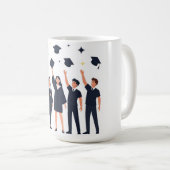 Glückliche Absolventen werfen Hüte zur Feier Kaffeetasse (VorderseiteRechts)