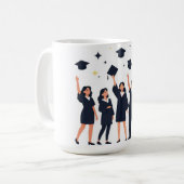 Glückliche Absolventen werfen Hüte zur Feier Kaffeetasse (Vorderseite Links)