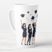 Glückliche Absolventen werfen Hüte zur Feier Milchtasse (Linke Ecke)