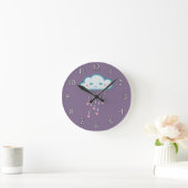 Glückliche blaue Regen-Wolke, die rosa Herzen Runde Wanduhr (Zuhause)