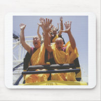 Glückliche buddhistische Mönche auf einem Roller-U