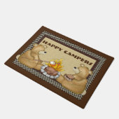 Glückliche Camper machen Spaß vor der Tür Fußmatte (Schrägansicht)