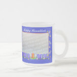 Glückliche Chanukka-Sterne und Kerzen 2-Foto Mattglastasse<br><div class="desc">Eine blaue funkelnde Chanukka-Foto-Tasse mit Weiß und Goldsternen,  8 blaue Kerzen und 1 rote Kerze.  Kundengerechter Text "glückliches Chanukka" auf beiden Seiten kann geändert werden. Laden Sie ein anderes Foto bis jedes Seiten- (oder das gleiche zu beiden Seiten,  wenn Sie! wünschen)</div>