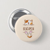 Glückliche dreifarbige Katze schaut hinter individ Button (Vorne & Hinten)
