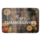 Glückliche Erntedankgourds über Rustikales Holz Badematte (Vorderseite)