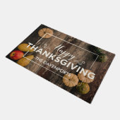 Glückliche Erntedankgourds über Rustikales Holz Fußmatte (Schrägansicht)