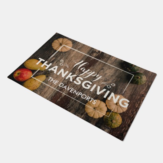 Glückliche Erntedankgourds über Rustikales Holz Fußmatte (Schrägansicht)