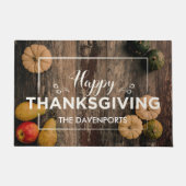 Glückliche Erntedankgourds über Rustikales Holz Fußmatte (Vorderseite)