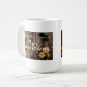 Glückliche Erntedankgourds über Rustikales Holz Kaffeetasse (Vorderseite Links)