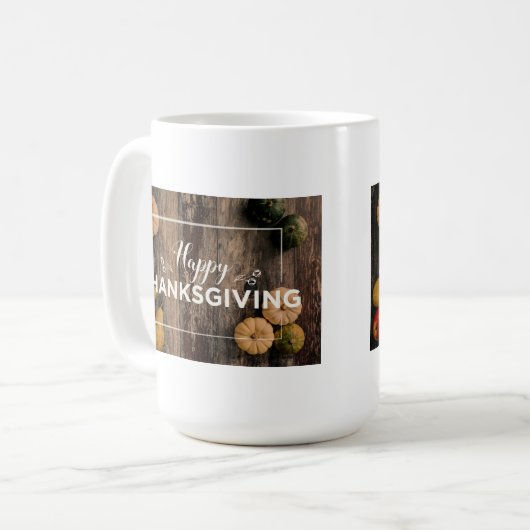 Glückliche Erntedankgourds über Rustikales Holz Kaffeetasse (Vorderseite Links)