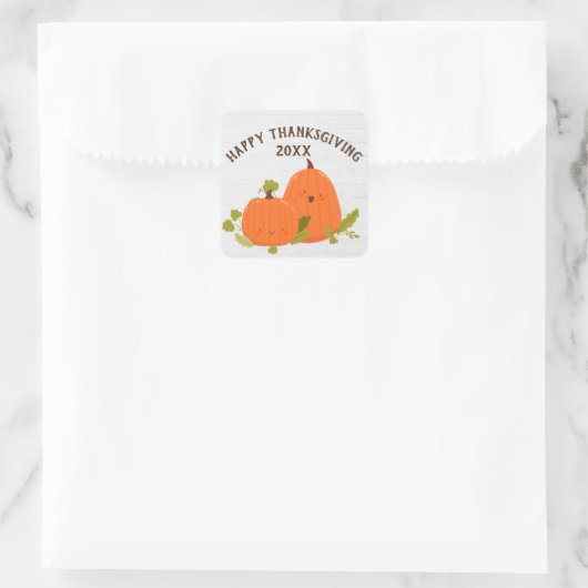 Glückliche Erntepumpen auf weißgetünchtes Holz Quadratischer Aufkleber (Tasche)