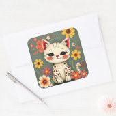 Glückliche gefleckte Katze mit Blumen Quadratischer Aufkleber (Umschlag)