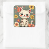 Glückliche gefleckte Katze mit Blumen Quadratischer Aufkleber (Tasche)