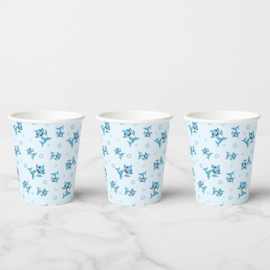 Glückliche Haifamilie gemustert Blau Pappbecher (Multi)
