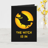 Glückliche Halloween-Hexe ist in der Grußkarte Karte (Gelbe Blume)