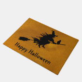 Glückliche Halloweenhexe u. -katze auf einer Fußmatte (Schrägansicht)