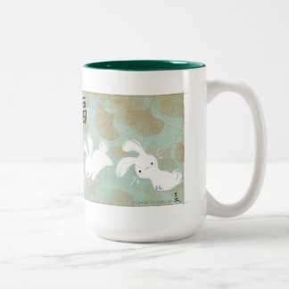 Glückliche Häschen-Tasse (Grün) Zweifarbige Tasse