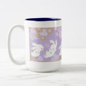 Glückliche Häschen-Tasse (Lavendel) Zweifarbige Tasse (Links)