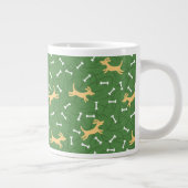glückliche Hunde mit Knochenhintergrund Jumbo-Tasse (Rechts)