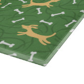 glückliche Hunde mit Knochenhintergrund Schneidebrett (Ecke)