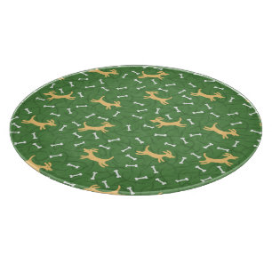 glückliche Hunde mit Knochenhintergrund Schneidebrett