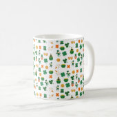 Glückliche irische Mustersymbole, heiliger Patrick Kaffeetasse (VorderseiteRechts)