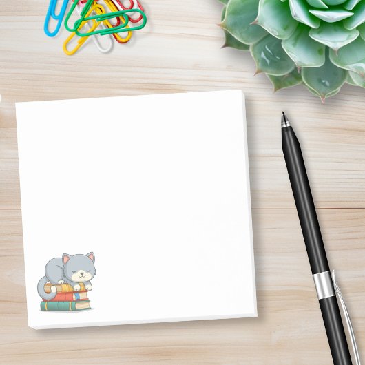 Glückliche Katze auf einem Bücherstapel Post-it Klebezettel