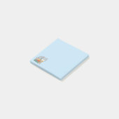Glückliche Katze auf einem Buchstapel Blau Post-it Klebezettel (angewinkelt)