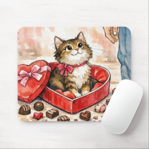 Glückliche Katze in einer Valentinstag-Herzbonbon- Mousepad