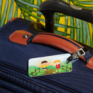 Glückliche Kinder beim Spielen im Freien Gepäckanhänger