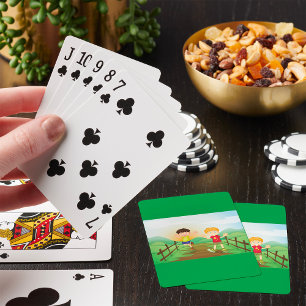 Glückliche Kinder beim Spielen im Freien Spielkarten