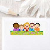 Glückliche Kinder lächeln in Naturaufklebern (Insitu)