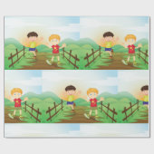 Glückliche Kinder spielen draußen Geschenkpapier (Flach)