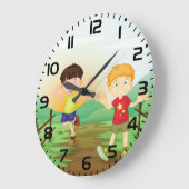 Glückliche Kinder spielen draußen Große Wanduhr (Winkel)