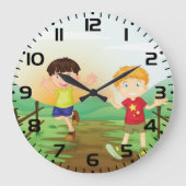 Glückliche Kinder spielen draußen Große Wanduhr (Vorderseite)
