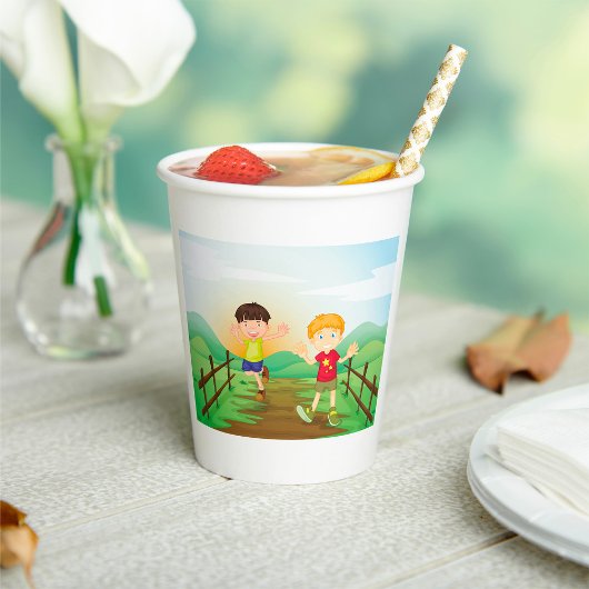 Glückliche Kinder spielen draußen Pappbecher