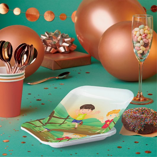 Glückliche Kinder spielen draußen Pappteller