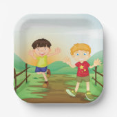 Glückliche Kinder spielen draußen Pappteller (Vorderseite)