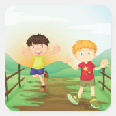 Glückliche Kinder spielen draußen Quadratischer Aufkleber (Vorderseite)