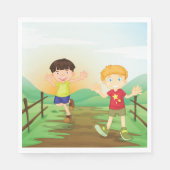 Glückliche Kinder spielen draußen Serviette (Vorderseite)