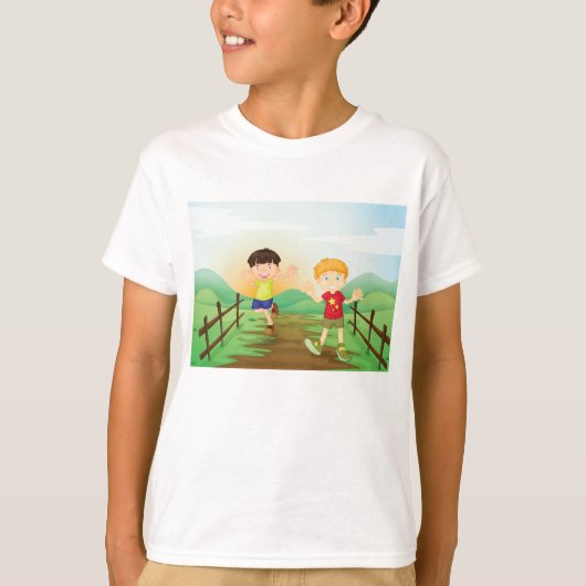 Glückliche Kinder spielen draußen T-Shirt (Vorderseite)